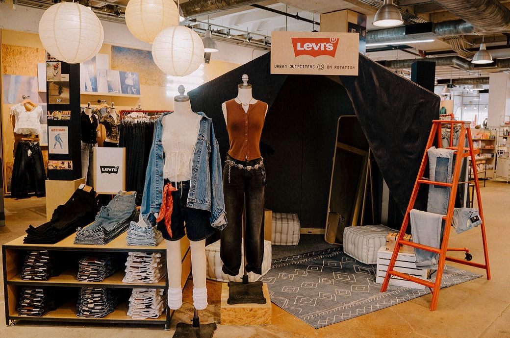 ABD’li Urban Outfitters, Levi’s ile denim odaklı “On Rotation” konseptinin ikinci sezonunu başlattı